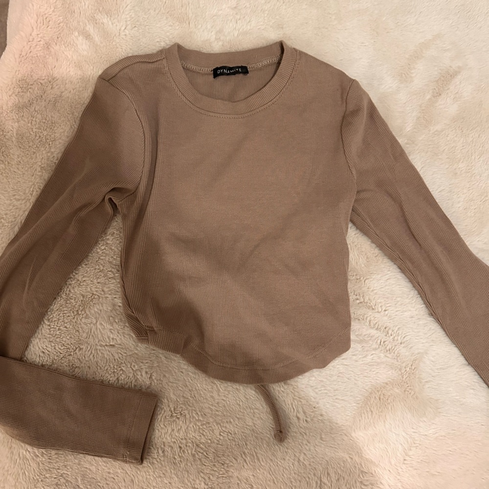 Dynamite long sleeve cropped w open back 🤍